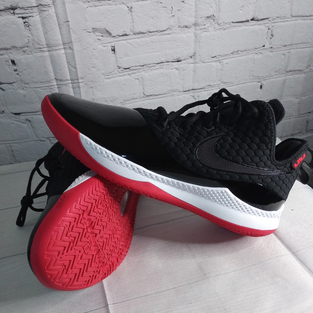 Nike Akron 330 - NWOT